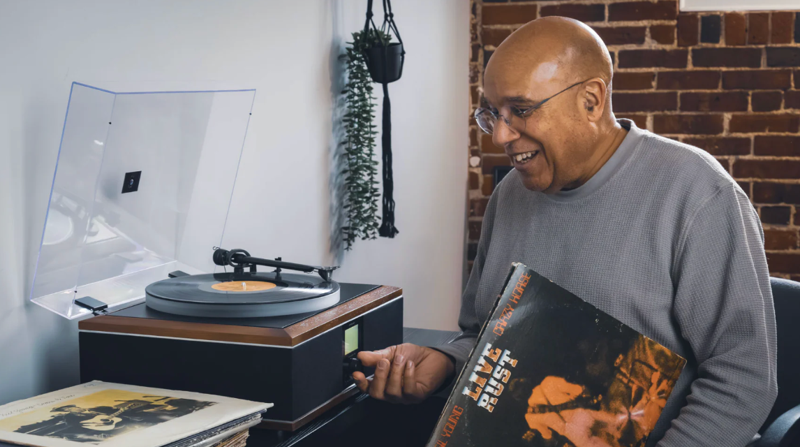 Por qué el vinilo sigue importando en la era del “scroll infinito”