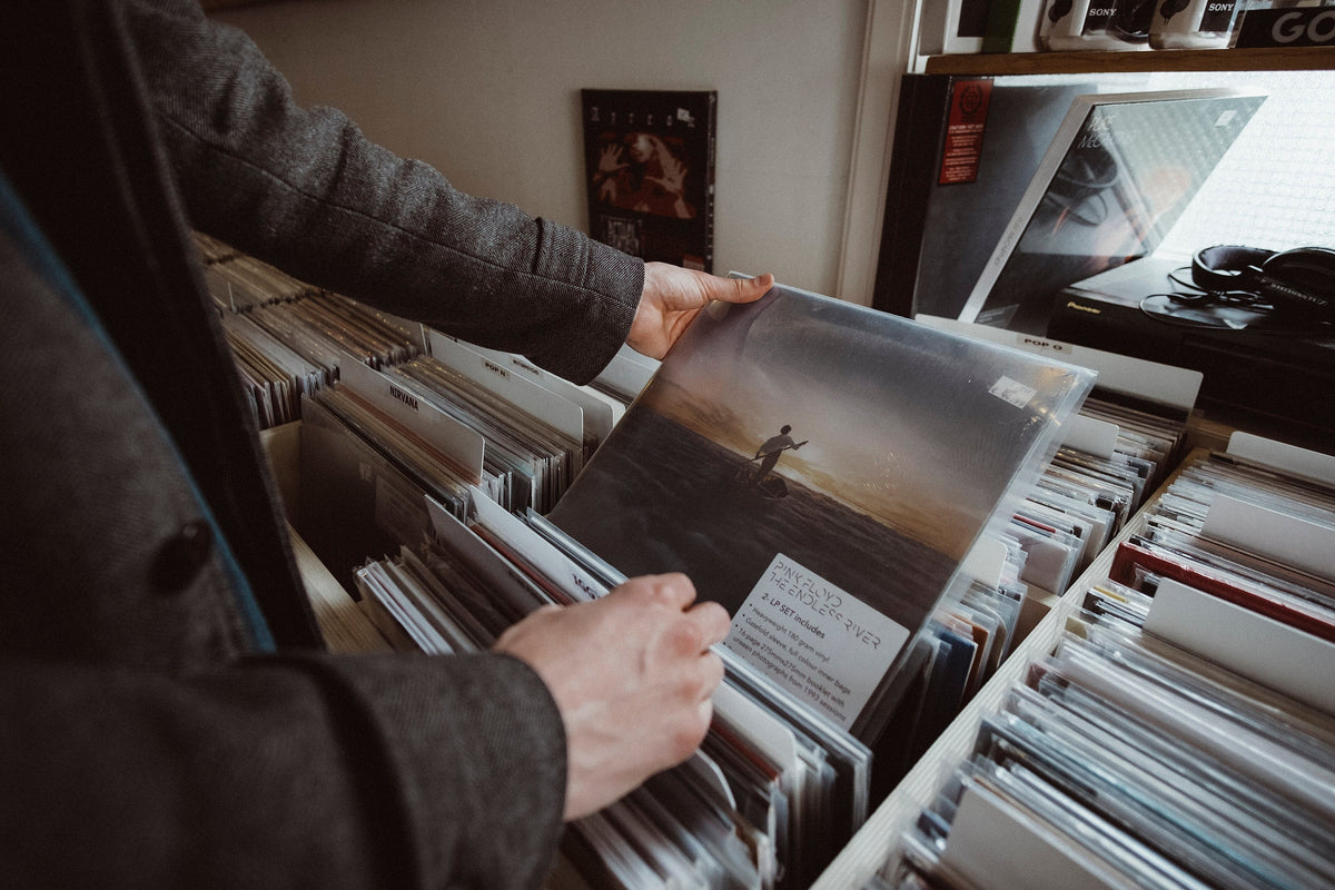 Alguien saca un disco de una batea