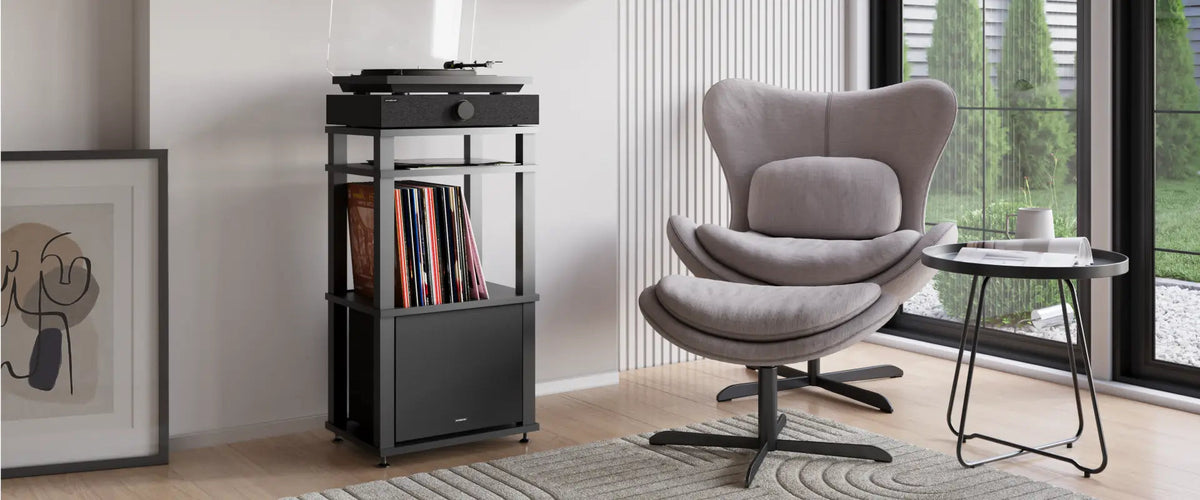 Sistema Andover SpinQuartet junto a un sillón